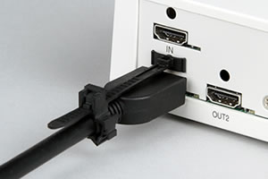 HDMIケーブルの抜けを防止するコネクタクランプ